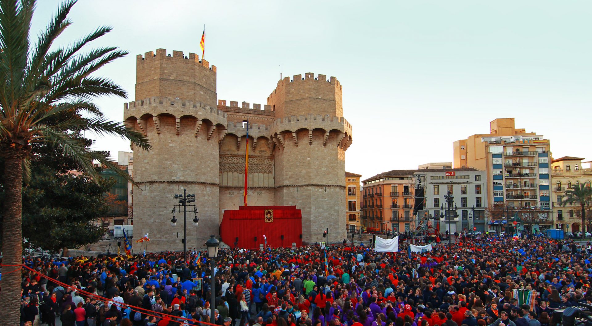 Valencia Da La Bienvenida A Las Fallas