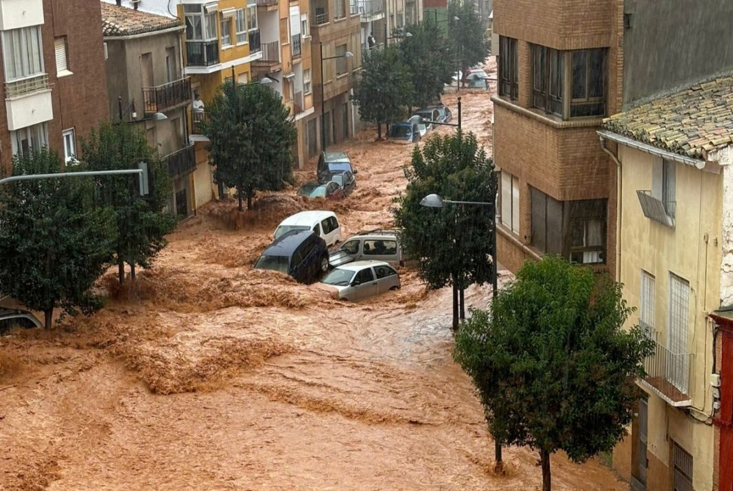 Se desborda el río Magro en Utiel arrastrando coches