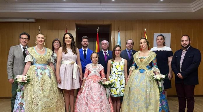 María del Mar Gimeno López i Andrea Escriba Fernández van rebre l’esperada crida de l’alcalde de Sagunt, Francesc Fernández, en la vesprada del dissabte 27 de maig. María del Mar Gimeno López i Andrea Escriba Fernández han sigut triades com les noves Falleres Majors de Federació Junta Fallera de Sagunt 2018. L’elecció de les Falleres Majors es va celebrar durant la jornada del dissabte, 27 de maig, compartint proves i entrevistes personals amb els membres del jurat. Finalment, des del consistori i davant de l’atenta mirada del món faller del Camp de Morvedre, l’encarregat de comunicar la bona notícia era l’alcalde de Sagunt, Francesc Fernández. María del Mar Gimeno té 46 anys, és empresària i pertany a la Falla Plaça del Sol de què és fundadora i, a més, el seu primer Faller Major l’any 1990. Els seus inicis en el món de la festa josefina es van iniciar en la comissió la Marina i, a més d’haver representat a Plaça del Sol també en 1999 i 2014, va formar part de La Cort d’Honor de la Fallera Major de la Federació Junta Fallera de Sagunt 2015, María Moliner. Per la seua banda, la xicoteta Andrea Escriba Fernández té nou anys, estudia en el col·legi Mestre Tarrazona de Port de Sagunt i pertany a la falla Churruca-Hispanitat. Era l’única candidata per a ostentar este càrrec però, a pesar d’això, la xicoteta no ha pogut evitar les llàgrimes de nervis i emoció durant la seua presentació pública on ha afirmat que es trobava molt contenta de poder ser la nova representant infantil.