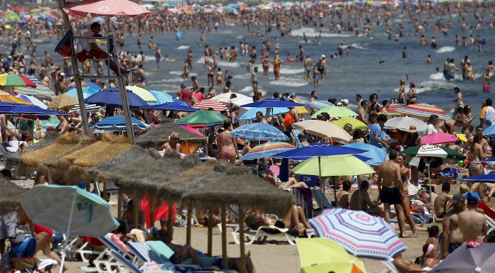 El truco definitivo para limpiarse la arena de la playa