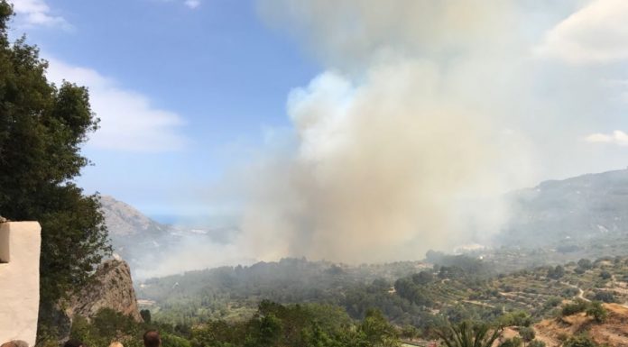 Nou mitjans aeris lluiten contra l’incendi de Guadalest Guadales