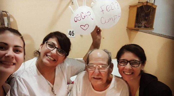 Un octogenari acudeix a Urgències per no celebrar a soles el seu Aniversari