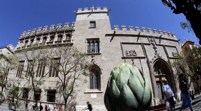 Creixen verdures i fruites gegants en el centre de València alimentacion