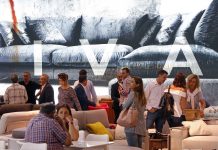Los compradores llenan los pasillos de la feria del mueble Hábitat