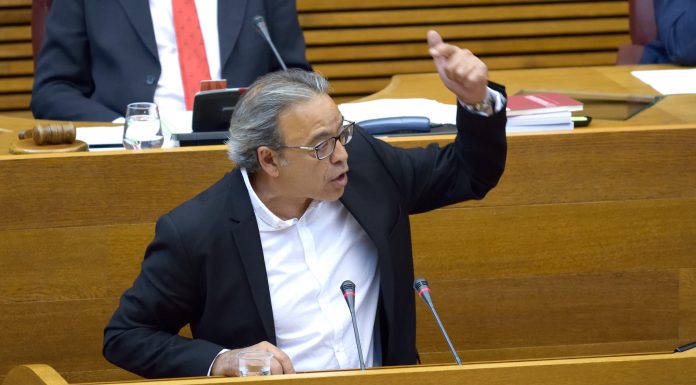 Mata: “Rajoy no pot fer com ‘la vieja del visillo’ i esperar que se solucionen els seus problemes” Mata