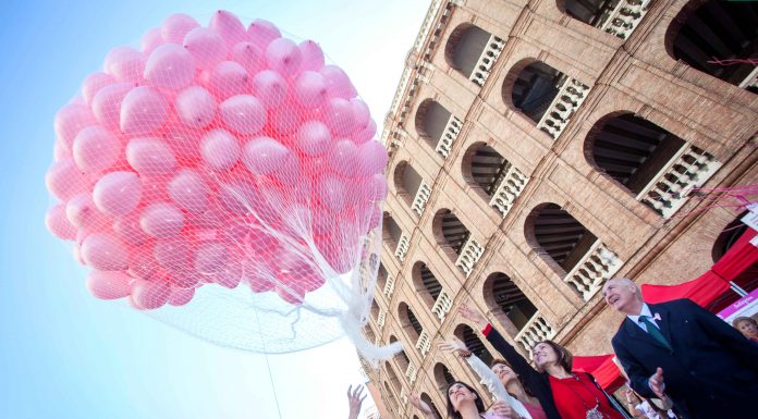 AECC València llança globus d’esperança pel càncer de mama mama