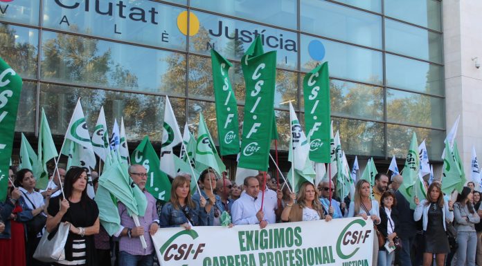 CSIF se concentra ante la Ciudad de la Justicia para exigir más seguridad csif