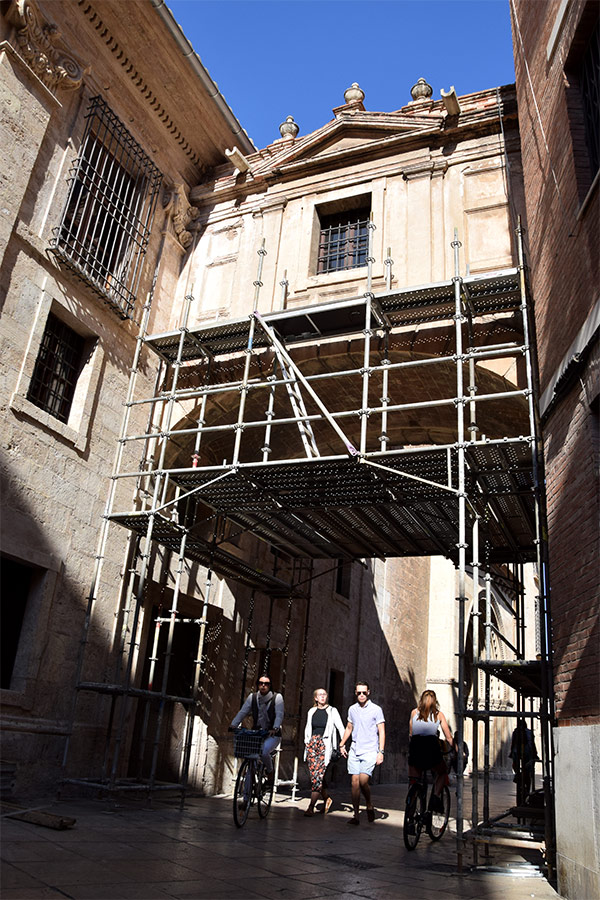 El arco del siglo XVIII entre la Catedral y el Palacio Arzobispal será ...