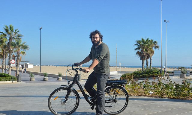 València impulsa bicicletes elèctriques amb energia solar