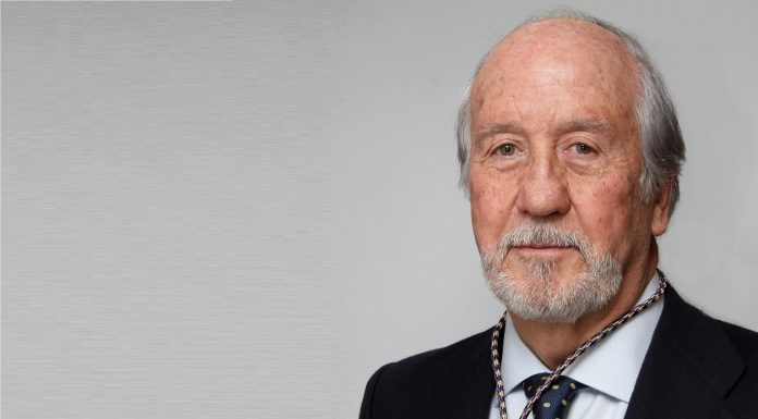 El metge Rafael Carmena, guardonat per tota la seua carrera carmena
