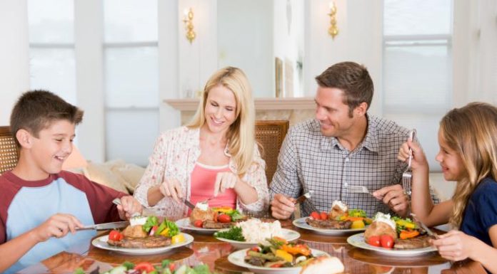 El 66% dels valencians sopa en família, el seu únic moment per a reunir-se cena