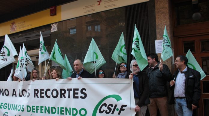 CSIF es concentra davant la Tresoreria per a oposar-se al seu tancament Tesorería