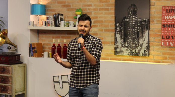 Raúl Mejía canta “El arte de Vivir” en el concurso de talentos