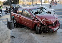 Estrella su coche frente a las Torres de Serranos Serranos
