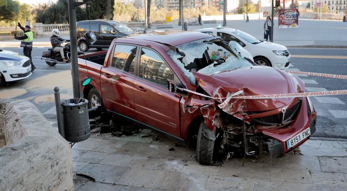 Estrella su coche frente a las Torres de Serranos Serranos