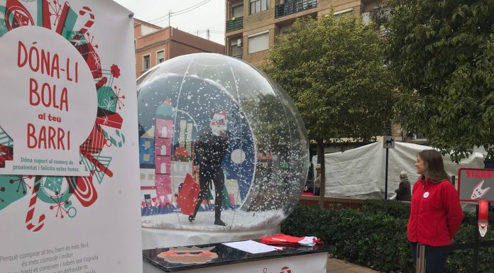 Una bola de neu geganta recorre València per a recolzar al comerç local bola