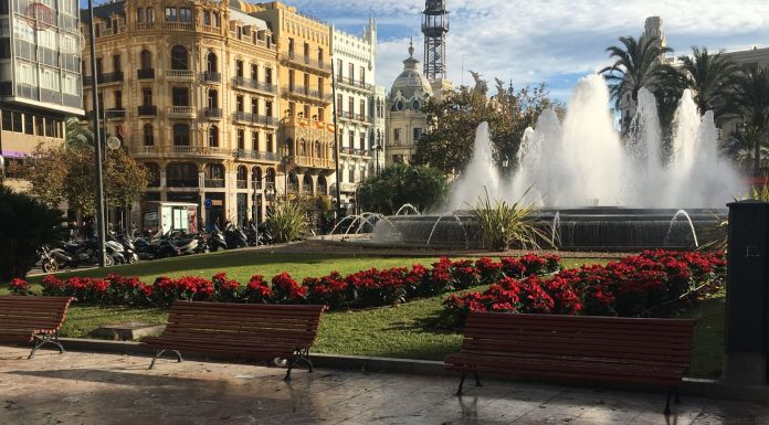 6.000 flors de Pasqua vestixen de Nadal els barris de València flores