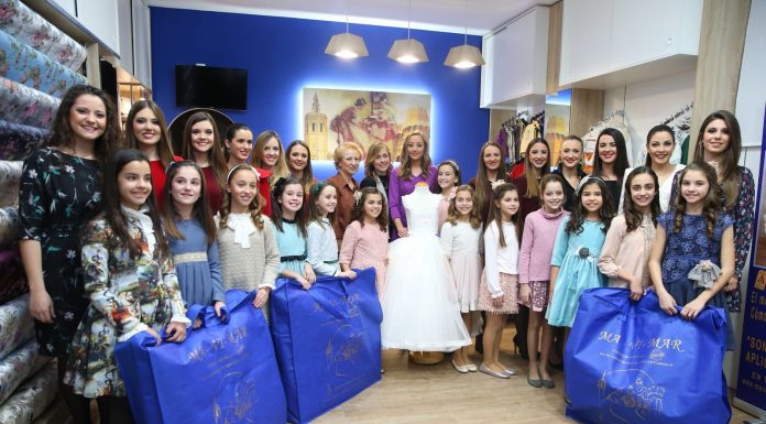 Las Fallera Mayores y cortes reciben els ‘alçaors’ para sus trajes Alçaors Falleras Mayores