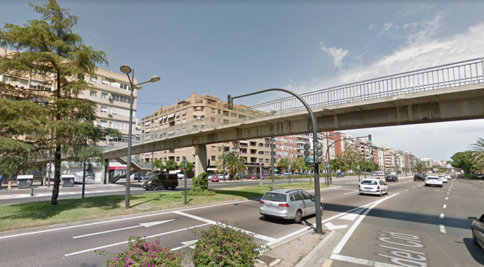 Comienza el desmontaje de las pasarelas peatonales de la avenida del Cid pasarelas