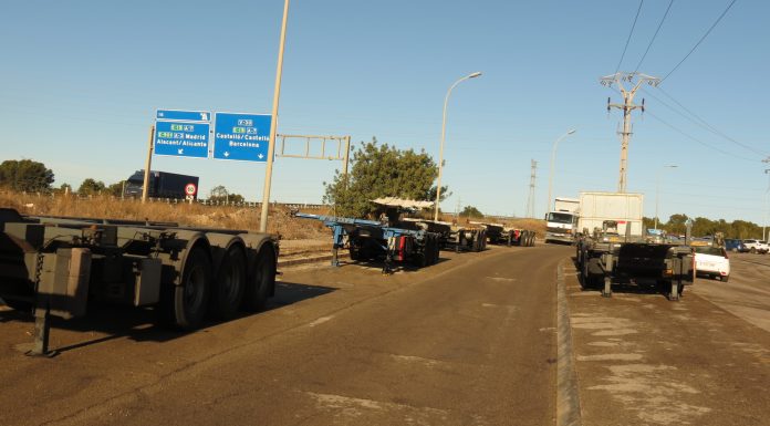 Fuente del Jarro reclama aparcaments per a evitar l’acumulació de camions camiones
