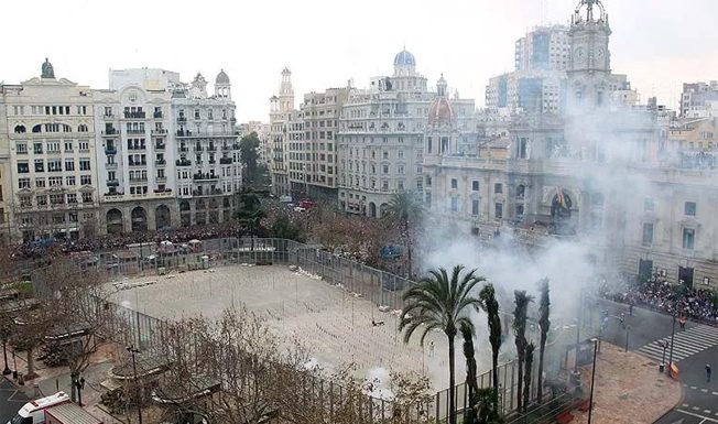 Sortean 300 plazas para ver la mascletà desde el balcón del Ayuntamiento