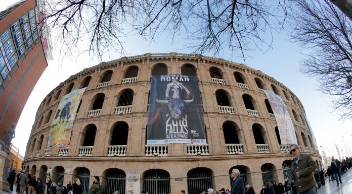 Centenars d’afeccionats fan cua per a comprar les entrades de la Fira de Falles Feria de Fallas