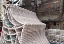 Una mujer herida tras la caída de las luces de una falla de València luces