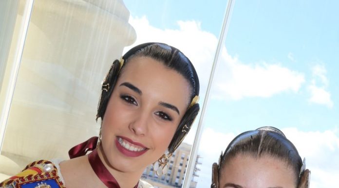 Paterna, en la balconada de falles de 7 Televalencia Falleras mayores de Paterna en balcón 7 Televalencia 2018