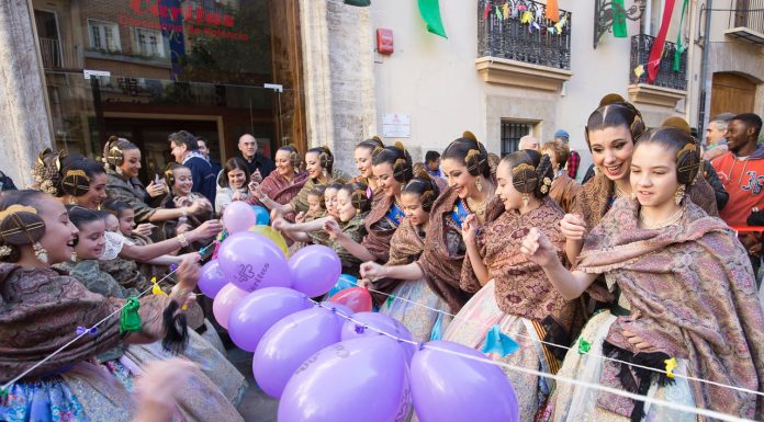 Les Falleres Majors participen en la penjà de la falla solidària de Càrites Cáritas