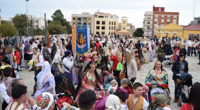 Los falleros de Burjassot rinden homenaje a la Virgen de la Cabeza Burjassot