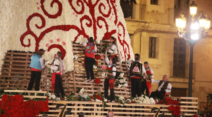 La ofrenda a la Virgen de los Desamparados tiene ya su canción gracias a dos hermanos falleros ofrenda