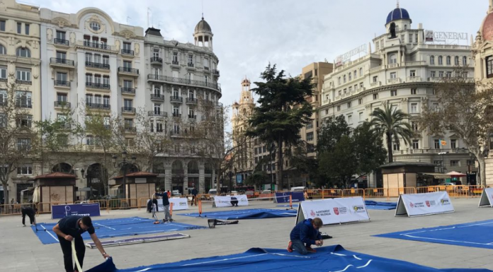 Cinc pistes de tennis prenen la Plaça de l’Ajuntament de València