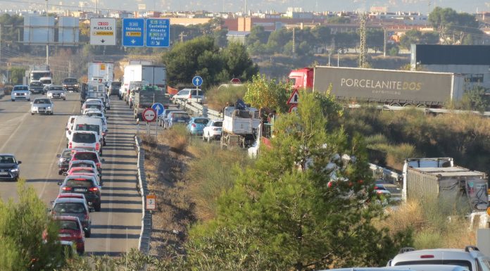 Un accidente mortal colapsa los accesos a Valencia con más de 30 km de atasco