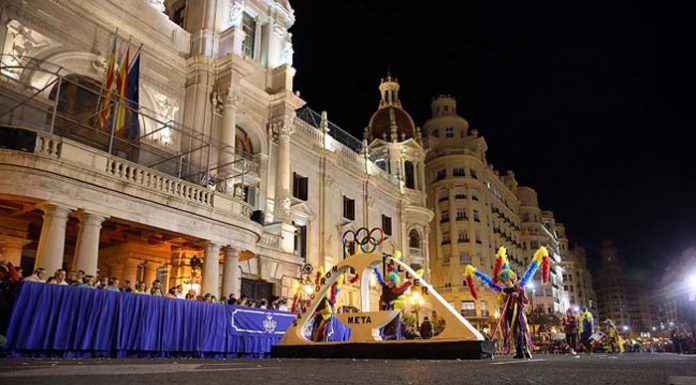 Este sábado cabalgata del Ninot y llegada de las primeras piezas de la falla del Ayuntamiento