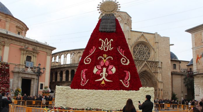 Precioso manto de la Geperudeta tras 2 días de Ofrenda Plaça de la Mare de Deu tras la Ofrenda