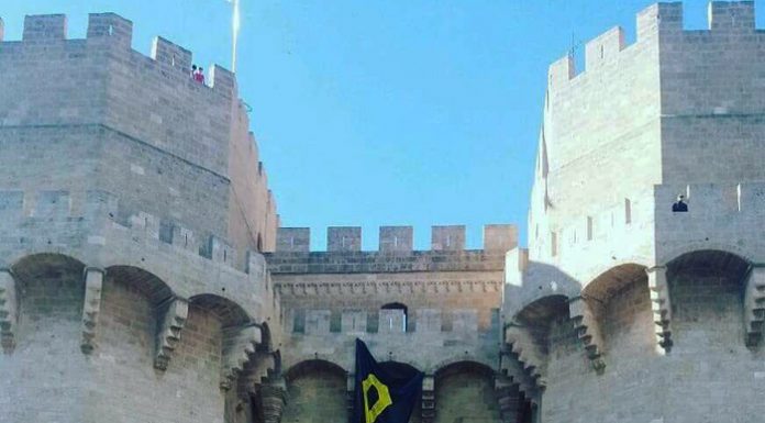 Polémica por colgar un lazo amarillo en las Torres de Serranos
