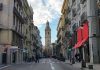 Una grúa baja dos campanas de la iglesia de Santa Catalina para su restauración Torre de Santa Catalina