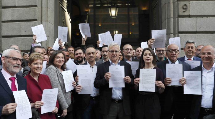 60 alcaldes protesten a Madrid i exigeixen inversions per al transport públic de València