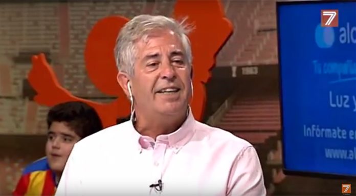 Julio Insa canta el himno del València CF de Seguridad Social