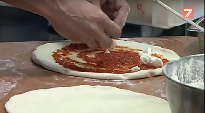 Aprendemos a abrir una pizza de una forma divertida