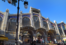 Confusión ante la prohibición de no sentarse en las escaleras del Mercado Central parking