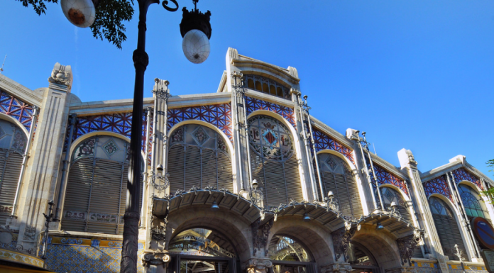 Confusió davant la prohibició de no asseure’s en les escales del Mercat Central parking