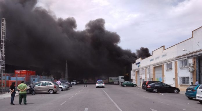 Una gran columna de fum a Quart de Poblet s’albira des de diversos punts de la província Quart