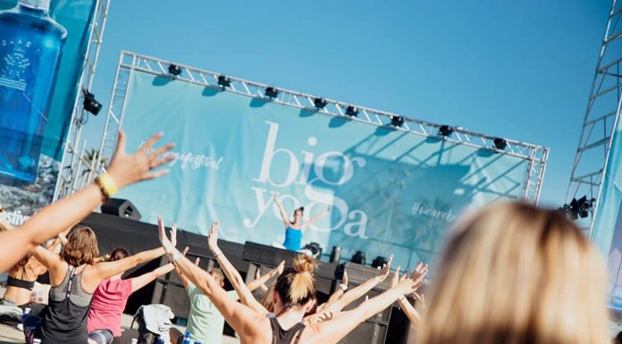 València es converteix en un temple de ioga enfront del mar yoga