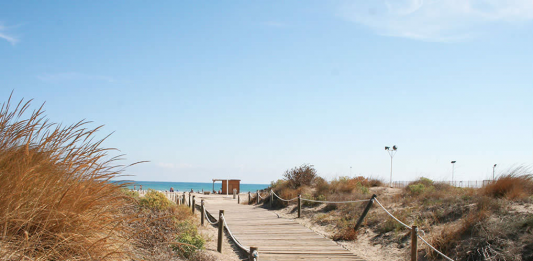 Una de las mejores playas de España está a 30 kilómetros de Valencia