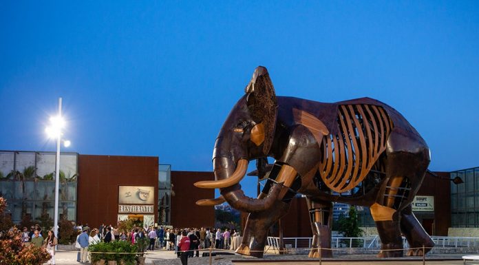 Escipión: la monumental escultura d’11 metres que ja presideix Bioparc
