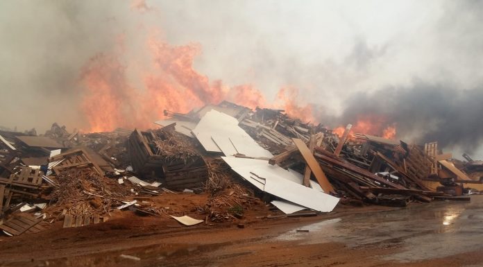 L’incendi de Sollana continua sense control quasi un dia després Sollana