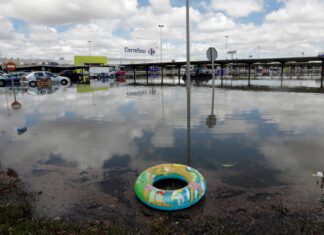 La lluvia se adelanta a la alerta roja en la Comunitat Valenciana y deja más de 100 litros en sus primeros minutos La lluvia se adelanta a la alerta roja en la Comunitat Valenciana y deja más de 100 litros en sus primeros minutos