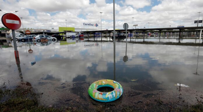 La lluvia se adelanta a la alerta roja en la Comunitat Valenciana y deja más de 100 litros en sus primeros minutos La lluvia se adelanta a la alerta roja en la Comunitat Valenciana y deja más de 100 litros en sus primeros minutos