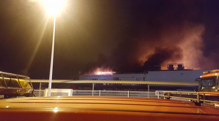 Un espectacular incendi destrueix una empresa de Mercadona en Puçol Incendio